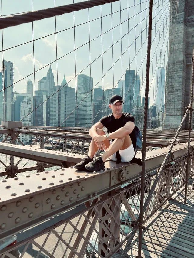 Victor sul ponte di Brooklyn