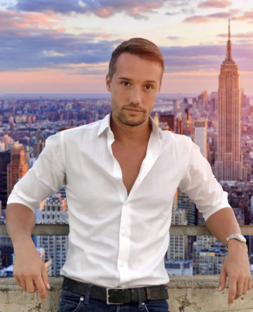 Victor sopra lo skyline di New York