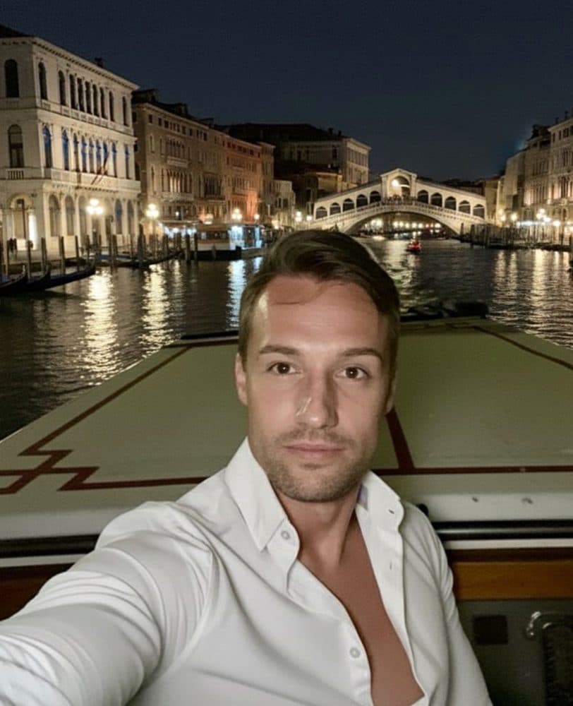 Victor sul Canal Grande a Venezia, di sera