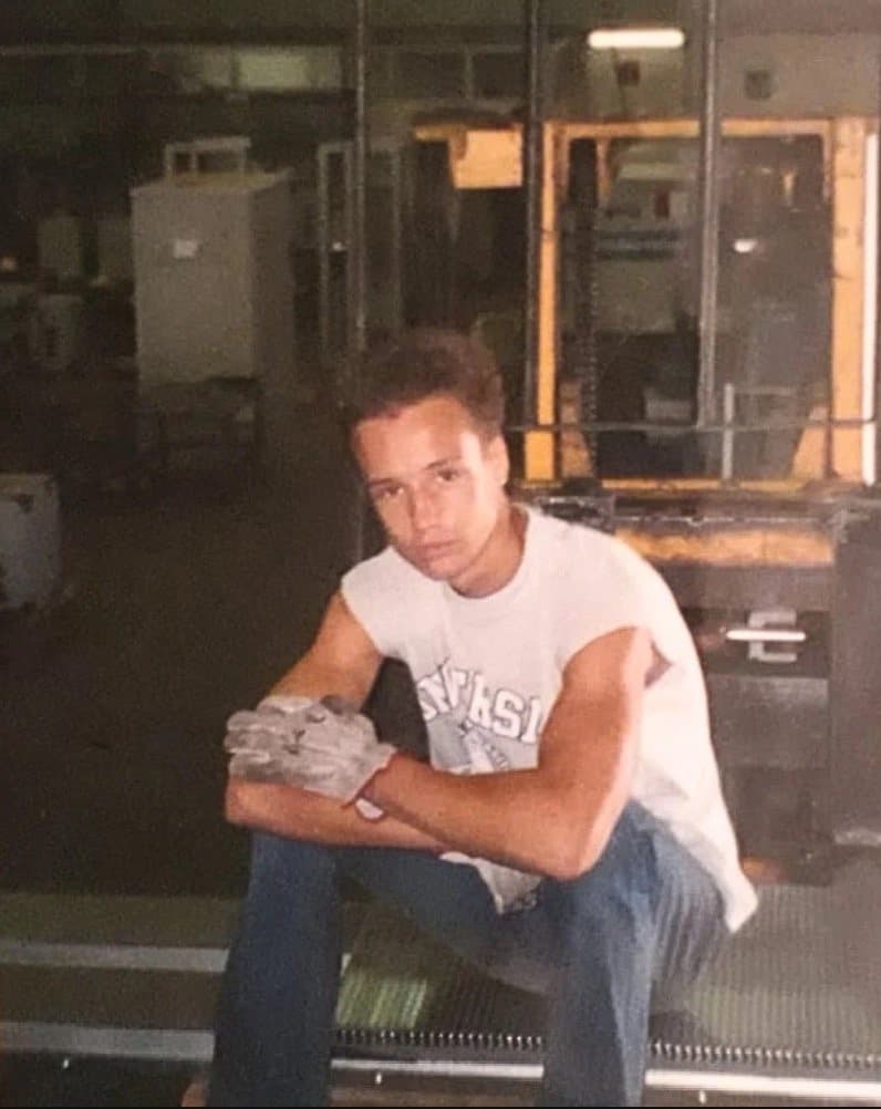Victor ragazzo in un capannone, durante i primi lavori