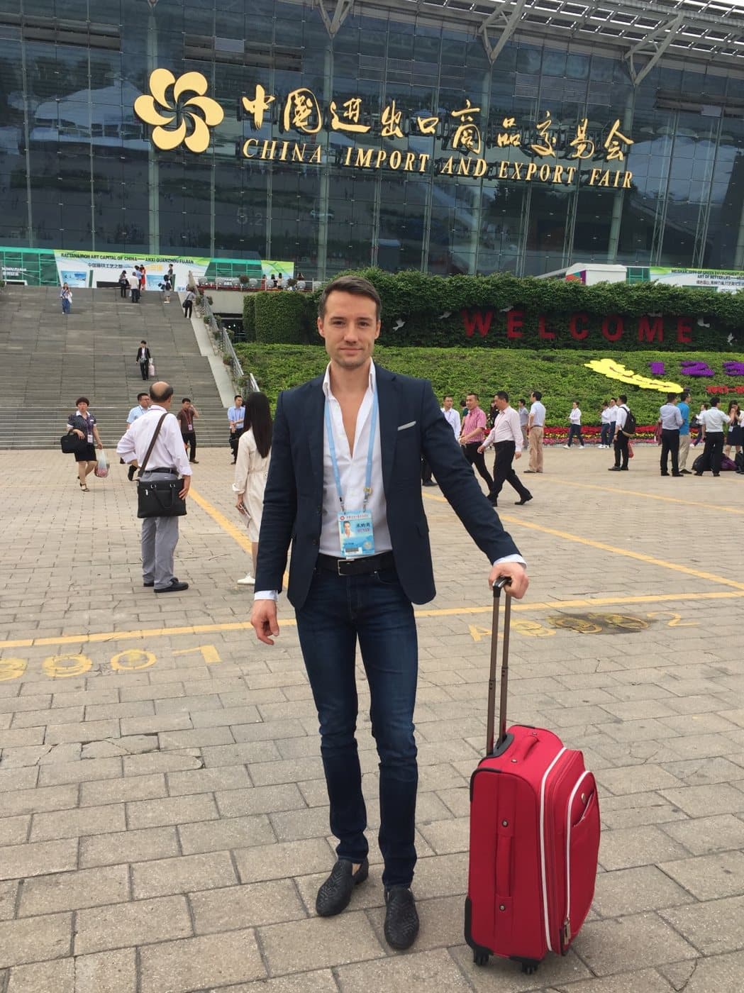 Victor davanti alla fiera di Canton, in Cina